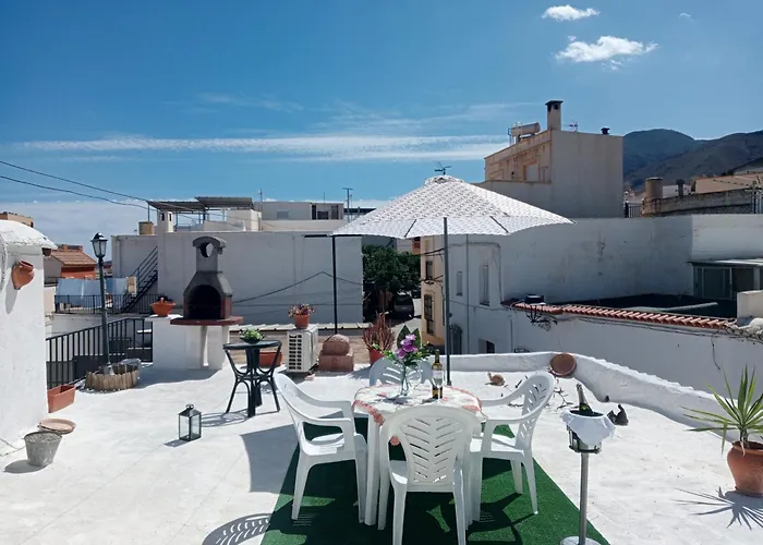 Photo de Villa Charming House In Illar With Mountain View And Balcony