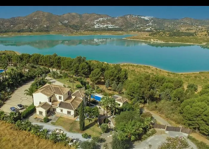 صورة Exclusive Lakeside Villa With Private Pool & Total Privacy Viñuela