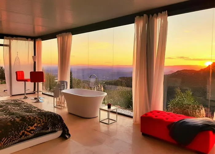 Stylish Beautiful And Exotic Oleandro Glass Suite カサーレスの写真