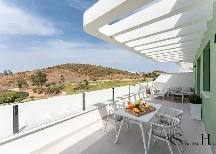 Photo de Appartement Golf View Penthouse With Pool & Gym Access à Mijas